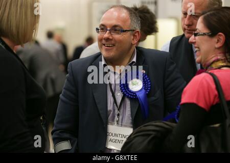 Il Ministro senza portafoglio Robert Halfon ha partecipato come agente di conteggio durante il conteggio delle elezioni al Centro di Latton Bush, Southern Way, Harlow, Essex, come conteggio continua in tutto il Regno Unito nelle elezioni amministrative locali. Foto Stock