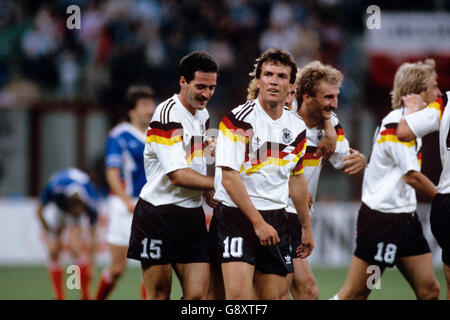 Calcio - Coppa del mondo Italia 90 - Gruppo D - Germania Ovest / Jugoslavia. Lothar Matthaus (centro) della Germania occidentale si congratula dopo aver segnato il terzo goal della sua squadra Foto Stock