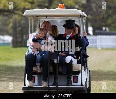 Zara Tindall con la figlia mia e il marito Mike dopo aver gareggiato su High Kingdom nella fase di dressage durante il terzo giorno dei 2016 Mitsubishi Motors Badminton Horse Trials. Foto Stock