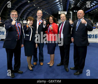 (Da sinistra a destra) Nelson McCausland, candidato DUP per Belfast North, Diane Dodds, deputato al DUP, William Humphrey e Paula Bradley, candidati DUP per Belfast North, Nigel Dodds, DUP MP per North Belfast e Frank McCoubrey, candidato DUP per Belfast West, presso il Titanic Exhibition Centre di Belfast, Dove il conteggio dei voti continua nelle elezioni dell'Assemblea dell'Irlanda del Nord. Foto Stock