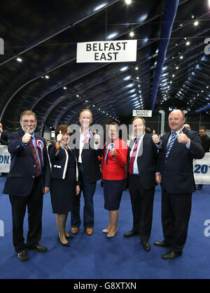 (Da sinistra a destra) Nelson McCausland, candidato DUP per Belfast North, Diane Dodds, deputato al DUP, William Humphrey e Paula Bradley, candidati DUP per Belfast North, Nigel Dodds, DUP MP per North Belfast e Frank McCoubrey, candidato DUP per Belfast West, presso il Titanic Exhibition Centre di Belfast, Dove il conteggio dei voti continua nelle elezioni dell'Assemblea dell'Irlanda del Nord. Foto Stock