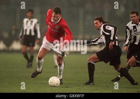 Il Teddy Sheringham di Manchester United (a sinistra) si allontana da Fabio Pecchia Di Juventus (centro) Foto Stock