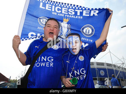 I fan di Leicester City fuori dal King Power Stadium prima della Barclays Premier League tra Leicester City ed Everton. Foto Stock