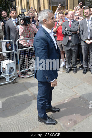 Appena eletto sindaco di Londra Sadiq Khan fuori dalla cattedrale di Southwark, nel centro di Londra, dopo la sua cerimonia della firma. Foto Stock