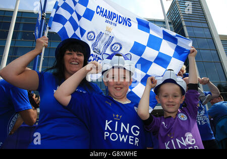 Leicester City / Everton - Barclays Premier League - King Power Stadium. I fan di Leicester City fuori dal King Power Stadium prima della Barclays Premier League tra Leicester City ed Everton. Foto Stock