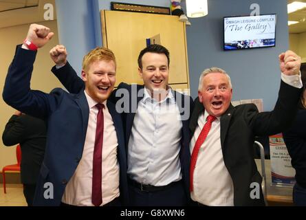 Colum Eastwood (centro), leader dell'SDLP, festeggia con Daniel McCrossan, West Tyrone (a sinistra), appena eletto dell'SDLP MLA, e Richie McPhillips, Fermanagh & South Tyrone, al centro del conteggio di Omagh, mentre il conteggio continua nelle elezioni dell'Assemblea dell'Irlanda del Nord. Foto Stock