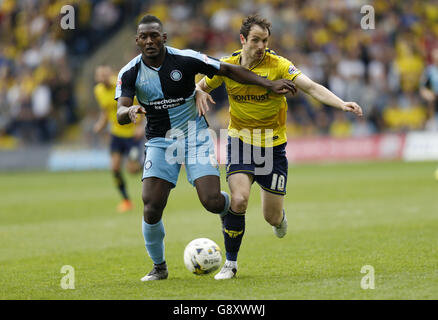 Danny Hylton (a destra) di Oxford United e Aaron Pierre di Wycombe Wanderers combattono per la palla durante la partita Sky Bet League Two al Kassam Stadium di Oxford. Foto Stock