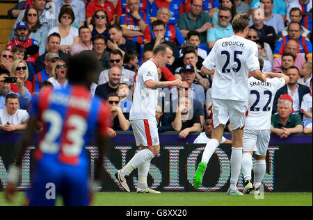 Charlie Adam (centro) di Stoke City festeggia il primo gol del gioco del suo lato durante la partita della Barclays Premier League a Selhurst Park, Londra. Foto Stock