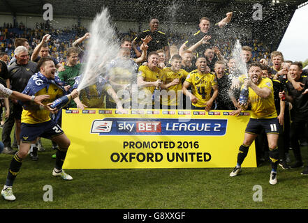 I giocatori di Oxford United festeggiano la promozione per Sky Bet League One dopo la partita Sky Bet League Two al Kassam Stadium di Oxford. Foto Stock