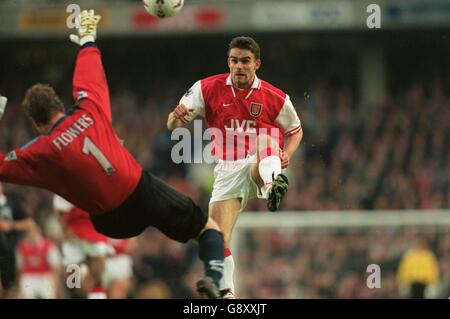 Calcio - fa Carling Premiership - Arsenal v Blackburn Rovers. Marc Overmars di Arsenal (a destra) schizza la palla su Blackburn Rovers portiere Tim Flowers (a sinistra) per dare l'Arsenal il comando Foto Stock