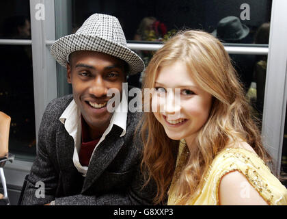 Blue's Simon Webbe e una compagna femminile (nome non noto) partecipano al 40° compleanno di uno degli edifici più rappresentativi di Londra, la BT Tower, che ha ospitato una festa esclusiva in aiuto di BBC Children in Need, sabato 8 ottobre 2005. PREMERE ASSOCIAZIONE foto. Il credito fotografico dovrebbe essere: Jane Mingay/PA Foto Stock