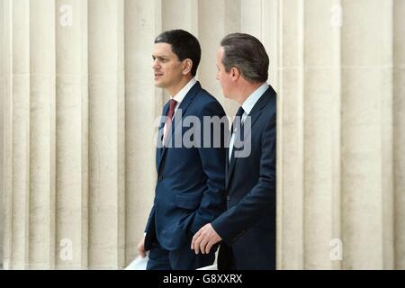 L'ex segretario agli esteri David Miliband (a sinistra) e il primo ministro David Cameron arrivano al British Museum di Londra, dove Cameron ha tenuto un discorso sull'Unione europea (UE). Foto Stock