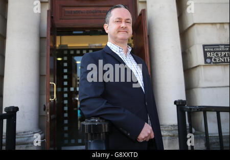 L'attivista dei diritti gay Gareth Lee arriva alla Corte d'appello di Belfast dove la famiglia McArthur, che gestisce Ashers Baking Company, sta cercando di rovesciare una sentenza che ha ritenuto illegale il loro rifiuto di fare una torta con uno slogan matrimoniale pro-gay. Foto Stock