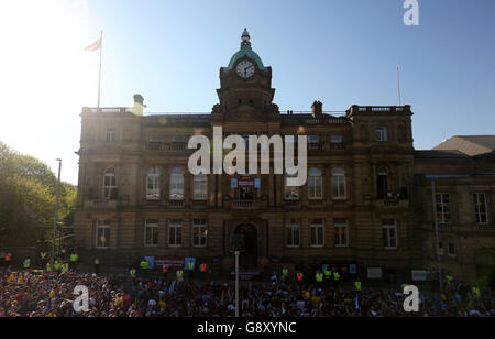 Burnley FC - Campionato Sky Bet - Champions Parade. Una vista della folla durante il ricevimento civico al Municipio di Burnley. Foto Stock