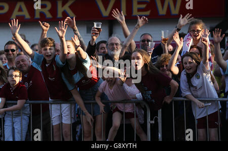 Burnley FC - Campionato Sky Bet - Champions Parade. I fan di Burnley al di fuori di Turf Moor attendono la sfilata degli autobus Champions a Burnley. Foto Stock