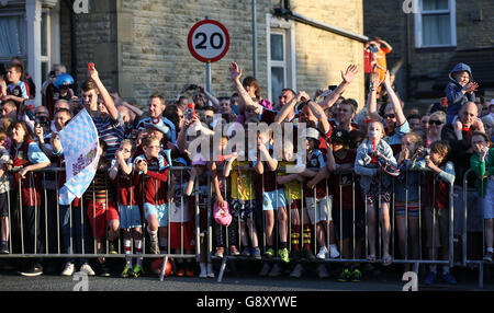 I fan di Burnley fuori Turf Moor aspettano la sfilata di autobus Champions Champions della squadra a Burnley. Foto Stock