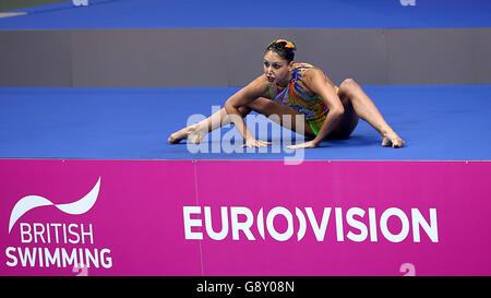 Linda Cerruti in Italia si esibisce nella finale del solo Free Synchronized Swimming durante il secondo giorno dei Campionati europei d'acqua al London Aquatics Centre di Stratford. Foto Stock