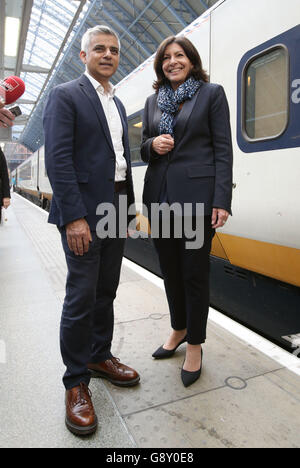 Il neo-eletto Sindaco di Londra Sadiq Khan saluta il Sindaco di Parigi Anne Hidalgo alla stazione di St Pancras a Londra dopo che è arrivata da Eurostar per congratularsi con lui. Foto Stock