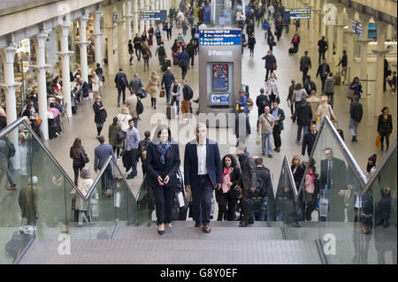 Neo-eletta Sindaco di Londra Sadiq Khan con il Sindaco di Parigi Anne Hidalgo alla stazione di St Pancras a Londra dopo che è arrivata da Eurostar per congratularsi con lui. Foto Stock