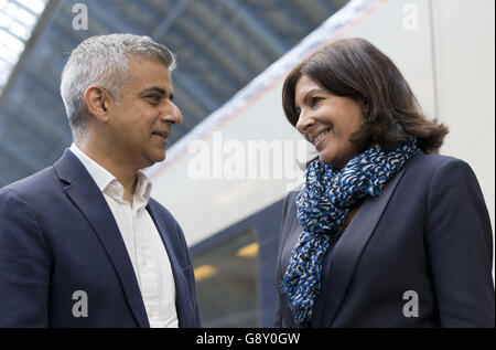 Il neo-eletto Sindaco di Londra Sadiq Khan saluta il Sindaco di Parigi Anne Hidalgo alla stazione di St Pancras a Londra dopo che è arrivata da Eurostar per congratularsi con lui. Foto Stock