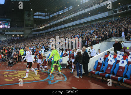 Wayne Rooney di Manchester United guida la sua squadra prima del calcio d'inizio durante la partita della Barclays Premier League all'Upton Park, Londra. Foto Stock