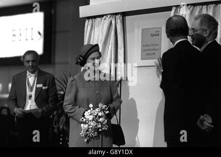 Terminal Nord cerimonia di apertura - la regina Elisabetta II e del Principe Filippo - L'aeroporto di Gatwick Foto Stock