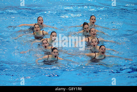 La Svizzera compete nella finale Synchronized Swimming Free Combination durante il quarto giorno del Campionato europeo di Aquatics al London Aquatics Centre di Stratford. PREMERE ASSOCIAZIONE foto. Data immagine: Giovedì 12 maggio 2016. Vedi la storia della PA IMMERSIONI a Londra. Il credito fotografico dovrebbe essere: John Walton/PA Wire. RESTRIZIONI: , Nessun uso commerciale senza previa autorizzazione, si prega di contattare PA Images per ulteriori informazioni: Tel: +44 (0) 115 8447447. Foto Stock