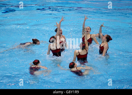 La Svizzera compete nella finale Synchronized Swimming Free Combination durante il quarto giorno del Campionato europeo di Aquatics al London Aquatics Centre di Stratford. PREMERE ASSOCIAZIONE foto. Data immagine: Giovedì 12 maggio 2016. Vedi la storia della PA IMMERSIONI a Londra. Il credito fotografico dovrebbe essere: John Walton/PA Wire. RESTRIZIONI: , Nessun uso commerciale senza previa autorizzazione, si prega di contattare PA Images per ulteriori informazioni: Tel: +44 (0) 115 8447447. Foto Stock