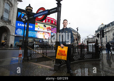 Colin Hanks, con una borsa della Tower Records al Piccadilly Circus di Londra, la stella dei Good Guys e Fargo, debutta in direzione con All Things Must Pass, un film che racconta la storia della Tower Records e presenta Sir Elton, Il frontman di Foo Fighters Dave Grohl e il cantante Bruce Springsteen. Foto Stock