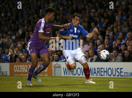 Gary Roberts di Portsmouth (a sinistra) e Curtis Nelson di Plymouth Argyle combattono per la palla durante il playoff della Sky Bet League Two, prima partita a Fratton Park, Portsmouth. Foto Stock