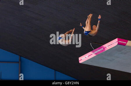 Vadim Kaptur e Yaheni Karaliou in Bielorussia gareggiano nella finale della piattaforma sincronizzata di 10 m per le immersioni maschili durante il quarto giorno dei Campionati europei d'acqua al London Aquatics Centre di Stratford. Foto Stock