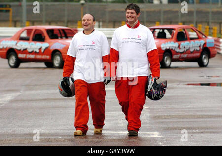 I titolari dei Blind Land Speed Record Billy The Whizz Baxter (L) e Mike Newman camminano lungo la pista di gara dell'Arena Essex prima della loro Banger Race cieco. L'evento è stato organizzato nell'ambito della Giornata Mondiale della Vista e mira ad aumentare la consapevolezza sulle questioni della cecità globale e a fornire una breve panoramica delle sfide affrontate dalle persone ipovedenti, giovedì 13 ottobre 2005. Vedi l'AVVENTURA di PA Story Blind. PREMERE ASSOCIAZIONE foto. Il credito fotografico dovrebbe essere: Chris Radburn/PA. Foto Stock