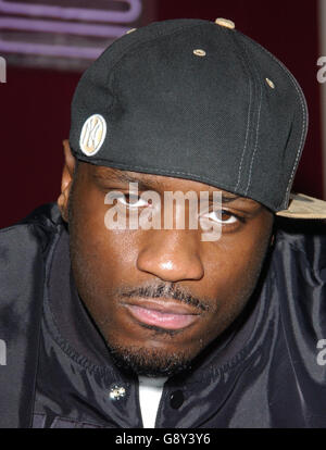 Lethal Bizzle durante la sua apparizione in MTV's TRL (Total Request Live) show, in diretta dagli studi MTV di Leicester Square, nel centro di Londra. Foto Stock