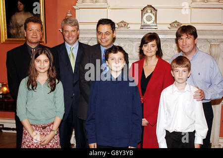 La moglie del primo ministro britannico, Cherie Blair (3° a sinistra) intrattiene il deputato di South Cambridgeshire Andrew Lansley (2° a sinistra) con alcuni dei suoi elettori locali, (l - r) Alister Funge, Miss Ella Funge, Mark Manford, Master Thomas Manford, Master Stuart Keppie e Steven Keppie a Downing Street, giovedì 13 ottobre 2005. PREMERE ASSOCIAZIONE foto. Il credito fotografico dovrebbe essere: John Stillwell/PA Foto Stock