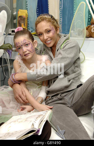 La star pop Jenny Frost visita il paziente Kayley Keir, di 10 anni, di Walton a Liverpool - che ha recentemente subito un trapianto di cuore e polmone, mentre una sala riunioni è trasformata in una magica grotta delle fate per una festa speciale per bambini al Great Ormond Street Hospital, nel centro di Londra, Venerdì 14 ottobre 2005. PREMERE ASSOCIAZIONE foto. Il credito fotografico dovrebbe essere: Yui Mok/PA Foto Stock