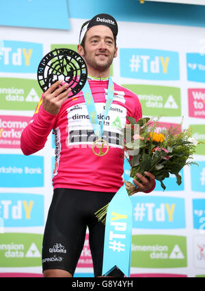 Nathan Haas di Dimension Data viene insignita della maglia King of the Mountain dopo la terza fase del Tour de Yorkshire. Foto Stock