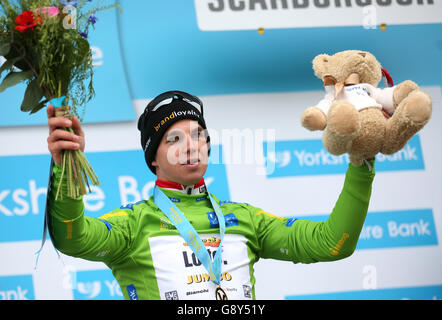 Dylan Groenewegen del team Lotto NL-Jumbo con la maglia verde sul podio dopo la terza tappa del Tour de Yorkshire. Foto Stock