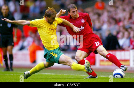 File della libreria PA datato 02/08/2005 di Stephen Warnock (R) di Liverpool contro l'Arturas Rimkevicius della FBK Kaunas. Warnock è stato chiamato alla squadra inglese per affrontare l'Austria sabato. Vedi PA storia CALCIO Inghilterra. PREMERE ASSOCIAZIONE foto. Il credito fotografico dovrebbe essere: Gareth Copley/PA. Foto Stock