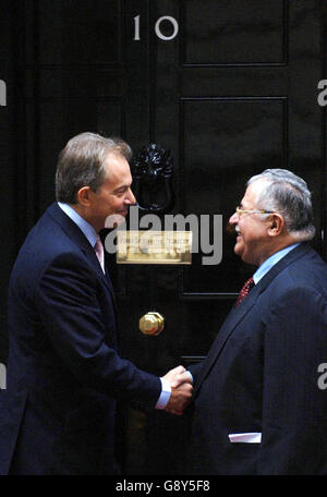 Il primo ministro britannico Tony Blair saluta il presidente iracheno Jalal Talabani alle porte di 10 Downing Street, Londra, giovedì 6 ottobre 2005. I leader discuteranno i preparativi per il referendum sulla nuova costituzione irachena. Vedi PA storia POLITICA Iraq. PREMERE ASSOCIAZIONE foto. Il credito fotografico dovrebbe essere: Stefan Rousseau/PA Foto Stock