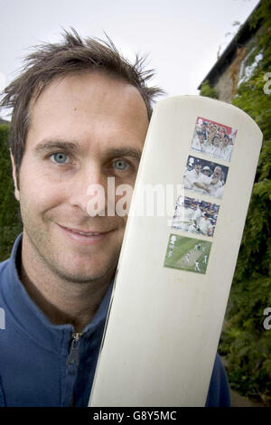 Michael Vaughan aiuta a lanciare il nuovo numero di francobolli della Royal Mail, appositamente commissionato per commemorare la vittoria di cricket dell'Inghilterra sull'Australia nelle Ashes; È la prima volta che persone viventi diverse dalla famiglia reale sono stati chiaramente identificabili su una serie di francobolli speciali Royal Mail, e presentano i modelli di Vaughan, Andrew 'Freddie' Flintoff e Kevin Pietersen, Dore, Sheffield, giovedì 6 ottobre 2005. PREMERE ASSOCIAZIONE foto. Il credito fotografico dovrebbe essere: Bob Collier/PA Foto Stock