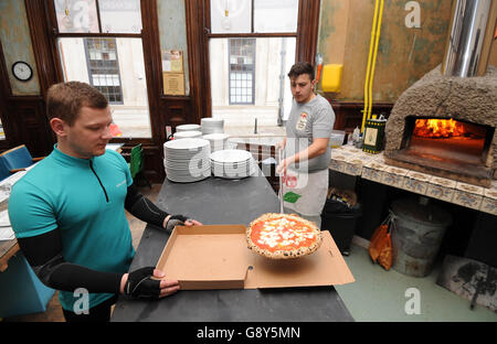 USO EDITORIALE SOLO Un pilota Deliveroo parte da Peter Pizzeria a Leicester per consegnare omaggio ai tifosi di calcio in occasione del Leicester City FC vincendo la Barclays Premier League, prima della squadra che solleva il trofeo questo fine settimana. Foto Stock