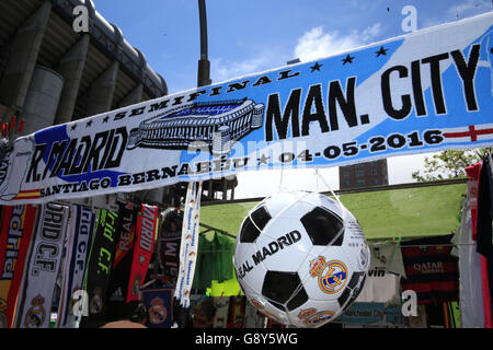 Il merchandising di Manchester City e Real Madrid è in vendita al di fuori del Santiago Bernabeu prima della semifinale della UEFA Champions League, seconda partita tra Real Madrid e Manchester City. Foto Stock