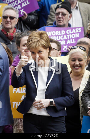 Nicola Sturgeon, primo ministro e leader della SNP, compie un gesto di pollice in alto durante una campagna SNP in Buchanan Street a Glasgow, alla vigilia delle elezioni del Parlamento scozzese. Foto Stock