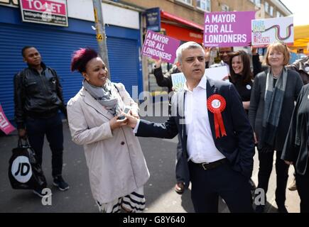 Sadiq Khan, candidato laburista per il sindaco di Londra, incontra acquirenti e commercianti sul mercato di East Street a Walworth, a sud-est di Londra, alla vigilia delle elezioni del sindaco. Foto Stock