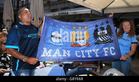 Tifosi di Manchester City a Madrid in vista della semifinale della UEFA Champions League, seconda tappa tra Real Madrid e Manchester City Foto Stock