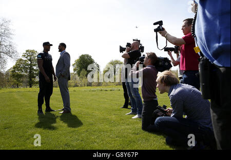 Anthony Joshua e Dominic Breazeale si pongono testa a testa prima della conferenza stampa all'Hilton Syon Park, Londra. Foto Stock