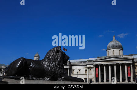 La National Gallery e uno dei leoni in Trafalgar Square, Londra, come la capitale è impostato per essere più caldo di Ibiza questo fine settimana. Foto Stock