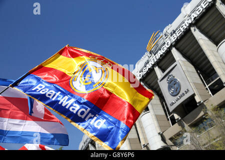 Una visione generale delle bandiere del Real Madrid fuori dallo stadio prima della Semifinale della UEFA Champions League, seconda partita al Santiago Bernabeu, Madrid. Foto Stock