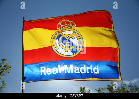 Una visione generale delle bandiere del Real Madrid fuori dallo stadio prima della Semifinale della UEFA Champions League, seconda partita al Santiago Bernabeu, Madrid. Foto Stock