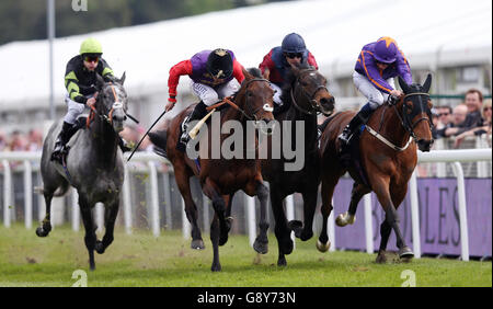 Dartmouth guidato da Ryan Moore sulla loro strada per la vittoria nel Boodles Diamond Ormonde Stakes durante Boodles City Day del Boodles May Festival all'ippodromo di Chester. Foto Stock